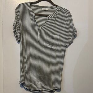 ❤️ 2/$20 beachlunchlounge green Striped Shirt